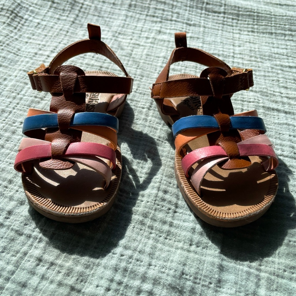 Osh Kosh toddler girl sandals. Tan sandal with pink/blue colour. Like new. Size7